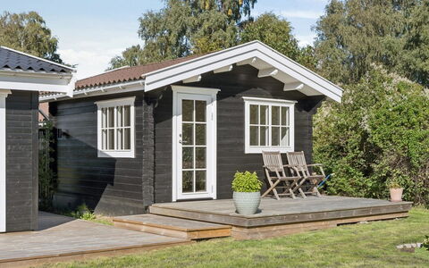 Henryka - 750M from the Sea: Hout, Verblijf, Deur, Schuur, Garden Gebouwen, Siding, Tuin, Hardwood, Werf, Outdoor Structuur