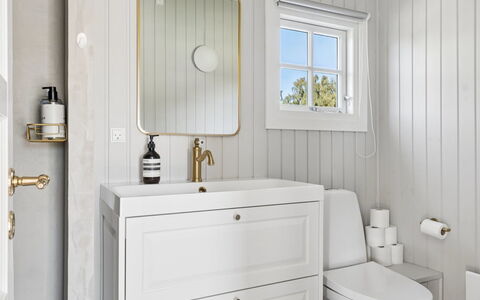 Henryka - 750M from the Sea: Flooring, Verdieping, Loodgieterswerkinrichting, Interieur Ontwerp, Wastafel, Badkamerkast, Badkamer, Loodgieter, Kamer, Kraan