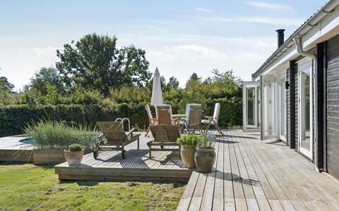 Henryka - 750M from the Sea: Huis, Struik, Huis, Dak, Land Lot, Deur, Tuin, Verblijf, Groundcover