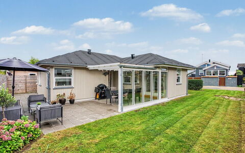 Swening - 50M from the Sea: Dak, Huis, Woongebied, Huis, Land Lot, Verblijf, Landgoed, Groundcover, Gazon, Tuin