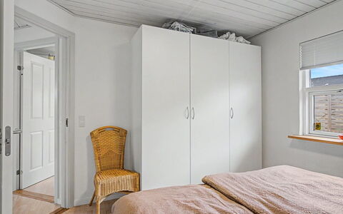Swening - 50M from the Sea: Muur, Flooring, Verdieping, Hout, Interieur Ontwerp, Meubilair, Plafond, Slaapkamer, Bed, Kamer