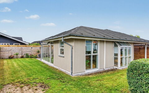 Swening - 50M from the Sea: Dak, Huis, Huis, Woongebied, Land Lot, Verblijf, Siding, Tuin, Gazon, Landgoed