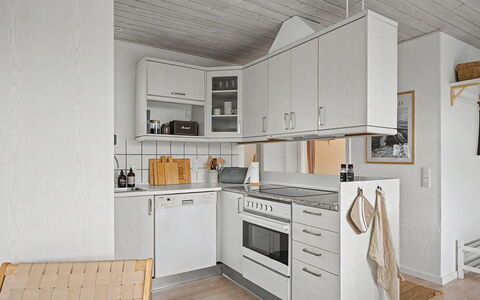 Swening - 50M from the Sea: Keuken, Toestel Van De Keuken, Major Appliance, Countertop, Hout, Flooring, Verdieping, Cabinetry, Interieur Ontwerp, Plafond