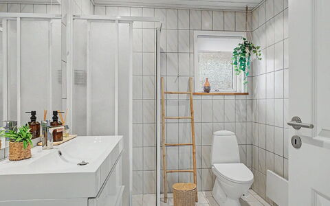 Swening - 50M from the Sea: Flooring, Verdieping, Interieur Ontwerp, Tegel, Loodgieterswerkinrichting, Plafond, Kamer, Loodgieter, Toilet, Badkamer