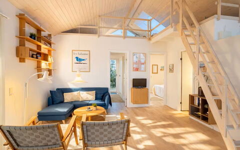 Herdina - 300M from the Sea: Interieur Ontwerp, Flooring, Meubilair, Hout, Verdieping, Plafond, Houten Vloer, Kamer, Huis, Woonkamer