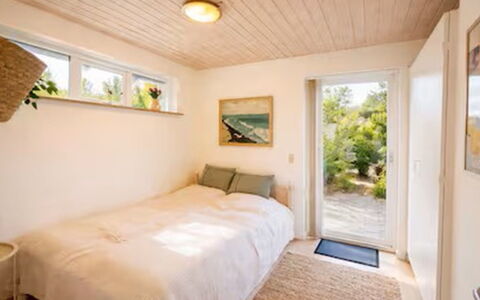 Herdina - 300M from the Sea: Muur, Flooring, Interieur Ontwerp, Verdieping, Hout, Slaapkamer, Plafond, Bed, Houten Vloer, Meubilair