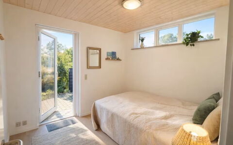 Herdina - 300M from the Sea: Muur, Interieur Ontwerp, Hout, Flooring, Plafond, Verdieping, Slaapkamer, Bed, Verlichting, Kamer