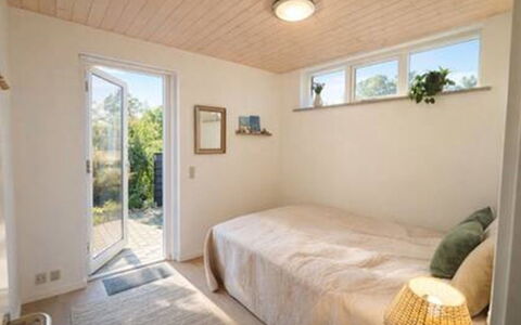 Herdina - 300M from the Sea: Muur, Hout, Flooring, Verdieping, Interieur Ontwerp, Plafond, Slaapkamer, Verlichting, Kamer, Bed