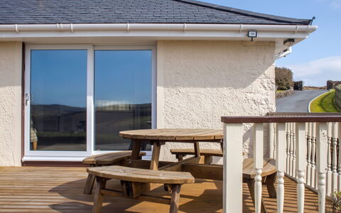 Skeabost Bungalow: Dak, Huis, Deur, Verblijf, Balkon, Daylighting, Siding, Beits, Home Deur, Hardwood