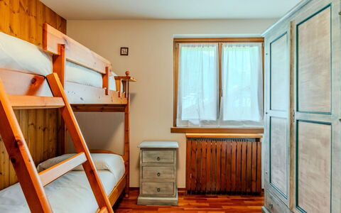 Calvet: Interieur Ontwerp, Meubilair, Hout, Flooring, Verdieping, Kamer, Plafond, Slaapkamer, Bed, Beits