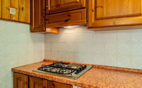 Calvet: Keuken, Hout, Major Appliance, Flooring, Countertop, Toestel Van De Keuken, Cabinetry, Fornuis, Gootsteen, Fornuis
