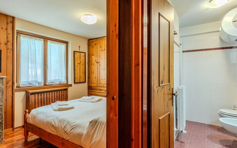 Calvet: Hout, Slaapkamer, Bed, Interieur Ontwerp, Plafond, Laken, Verdieping, Kamer, Meubilair, Bed Frame