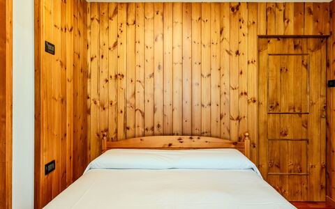 Calvet: Hout, Slaapkamer, Bed, Interieur Ontwerp, Flooring, Verdieping, Laken, Bedding, Kamer, Hardwood