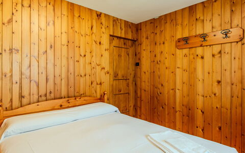 Calvet: Hout, Flooring, Verdieping, Beits, Slaapkamer, Hardwood, Bed, Laken, Kamer, Plank