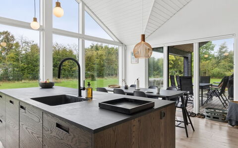 Felicita - 800M from the Sea: Keuken, Countertop, Natuurlijk Materiaal, Houten Vloer, Hardwood, Kraan, Plank, Schoorsteen, Lichte Inrichting, Graniet