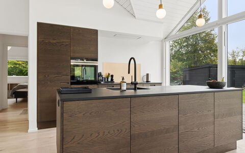 Felicita - 800M from the Sea: Flooring, Meubilair, Keuken, Interieur Ontwerp, Countertop, Verdieping, Cabinetry, Houten Vloer, Toestel Van De Keuken, Huishoudapparatuur