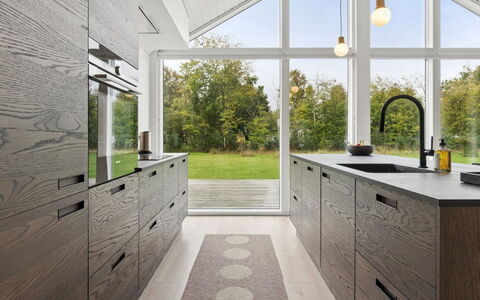Felicita - 800M from the Sea: Flooring, Keuken, Countertop, Verdieping, Interieur Ontwerp, Cabinetry, Houten Vloer, Tegel, Natuurlijk Materiaal, Lade