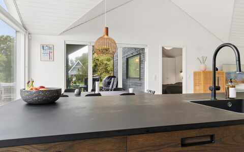 Felicita - 800M from the Sea: Countertop, Keuken, Interieur Ontwerp, Flooring, Meubilair, Hout, Cabinetry, Verdieping, Plafond, Lichte Inrichting