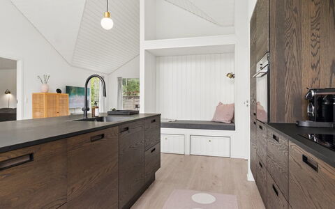 Felicita - 800M from the Sea: Flooring, Interieur Ontwerp, Hout, Cabinetry, Meubilair, Keuken, Countertop, Verdieping, Plafond, Lichte Inrichting