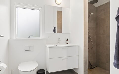 Felicita - 800M from the Sea: Verdieping, Wastafel In De Badkamer, Badkamer, Flooring, Interieur Ontwerp, Loodgieterswerkinrichting, Wastafel, Badkamerkast, Spiegel, Kraan