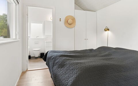 Felicita - 800M from the Sea: Muur, Slaapkamer, Interieur Ontwerp, Bed, Flooring, Plafond, Hout, Verdieping, Meubilair, Laken