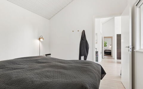 Felicita - 800M from the Sea: Interieur Ontwerp, Flooring, Plafond, Hout, Verdieping, Meubilair, Huis, Slaapkamer, Bed, Houten Vloer