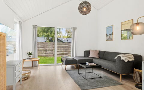Felicita - 800M from the Sea: Flooring, Hout, Houten Vloer, Verdieping, Meubilair, Interieur Ontwerp, Woonkamer, Laminaatvloer, Bankstel, Huis