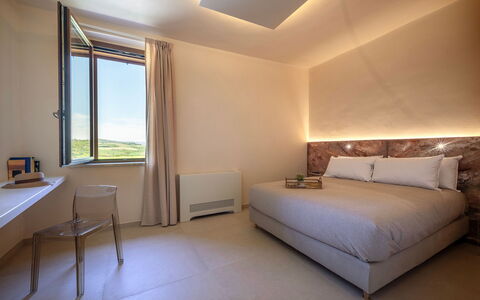Poggio Ambrato 18, Emma Villas: Slaapkamer, Bed, Bedding, Laken, Bed Frame, Linens, Hoofdkussen, Suite, Lamp, Hotel