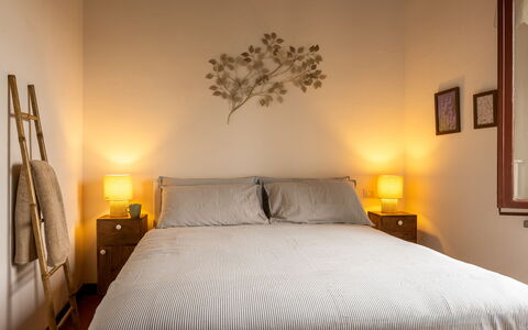 La Veduta - la Finestra su Castelfalfi: Bed, Bedding, Meubilair, Slaapkamer, Laken, Interieur Ontwerp, Muur, Linens, Hout, Verdieping