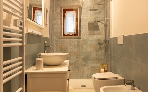 La Veduta - la Finestra su Castelfalfi: Badkamer, Flooring, Wastafel In De Badkamer, Loodgieterswerkinrichting, Interieur Ontwerp, Wastafel, Wc Bril, Muur, Verdieping, Toilet