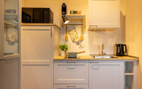 La Veduta - la Finestra su Castelfalfi: Keuken, Interieur Ontwerp, Cabinetry, Toestel Van De Keuken, Major Appliance, Countertop, Kamer, Stellingen, Kast, Plank