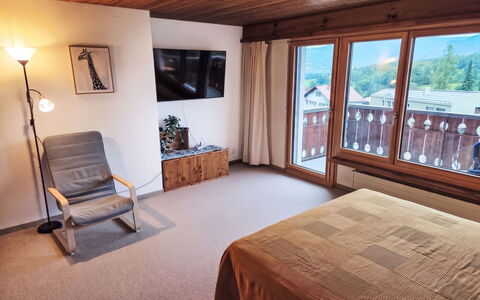 Piz Fess: Hout, Slaapkamer, Bed, Meubilair, Interieur Ontwerp, Kamer, Laken, Verdieping, Bedding, Appartement