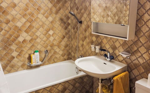 Piz Fess: Flooring, Verdieping, Loodgieterswerkinrichting, Tegel, Loodgieter, Badkamer, Kraan, Bad