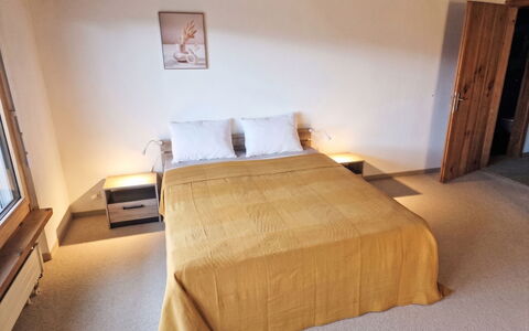 Piz Fess: Bed, Bedding, Slaapkamer, Laken, Verdieping, Interieur Ontwerp, Muur, Flooring, Hout, Kamer
