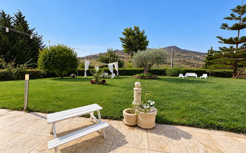 Casa Scirocco: Landschap, Tuin, Gazon, Landscaping, Schaduw, Kunstgras, Park, Werf, Evergreen