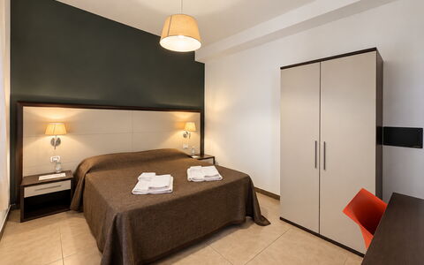Casa Scirocco: Interieur Ontwerp, Meubilair, Verdieping, Flooring, Bed, Plafond, Kamer, Slaapkamer, Bed Frame, Laken
