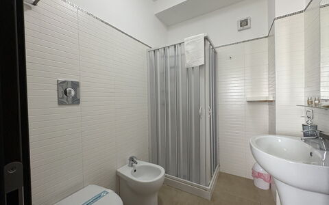 Casa Scirocco: Flooring, Verdieping, Interieur Ontwerp, Loodgieterswerkinrichting, Kamer, Plafond, Loodgieter, Appartement, Badkamer, Toilet
