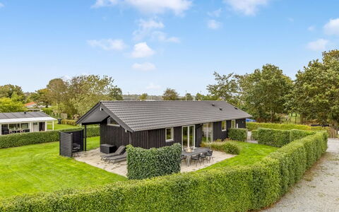 Ellanor - 100M from the Sea: Meubilair, Interieur Ontwerp, Flooring, Verdieping, Muur, Bankstel, Hout, Woonkamer, Kamer, Huis