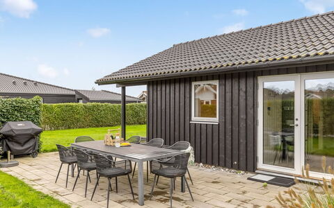 Ellanor - 100M from the Sea: Meubilair, Interieur Ontwerp, Flooring, Verdieping, Muur, Bankstel, Hout, Woonkamer, Kamer, Huis