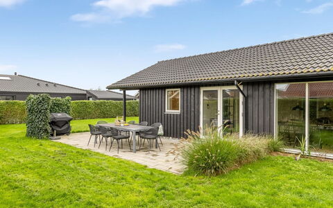Ellanor - 100M from the Sea: Meubilair, Interieur Ontwerp, Flooring, Verdieping, Muur, Bankstel, Hout, Woonkamer, Kamer, Huis