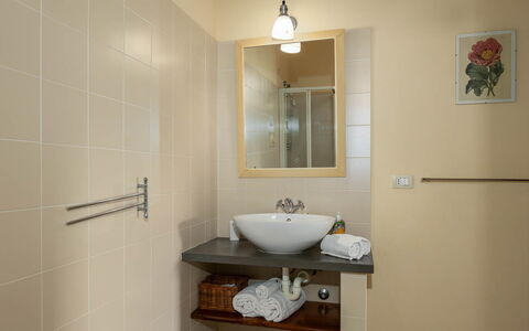 La Certaldina Luna Apartment: Wastafel In De Badkamer, Interieur Ontwerp, Flooring, Loodgieterswerkinrichting, Muur, Wastafel, Verdieping, Badkamer, Spiegel, Meubilair