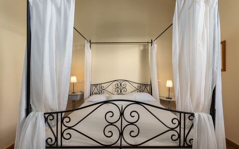 La Certaldina Luna Apartment: Meubilair, Bed, Interieur Ontwerp, Slaapkamer, Linens, Hemelbed, Bedding, Textiel, Verdieping, Bed Frame