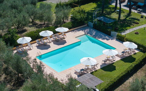 La Certaldina Luna Apartment: Zwembad, Toevlucht, Buitenmeubels, Ligstoel, Eco Hotel, Thermae, Paraplu, Hotel, Schaduw, Stoel