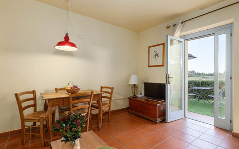 La Certaldina Stella Apartment: Meubilair, Flooring, Interieur Ontwerp, Verdieping, Keuken En Eettafel, Plafond, Kamer, Stoel, Deur, Eetkamer