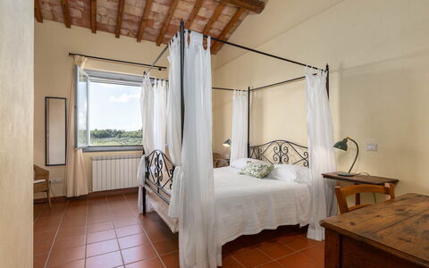 La Certaldina Stella Apartment: Meubilair, Interieur Ontwerp, Bed, Slaapkamer, Flooring, Plafond, Verdieping, Linens, Kamer, Bedding