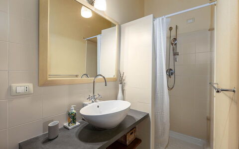La Certaldina Stella Apartment: Badkamer, Loodgieterswerkinrichting, Wastafel In De Badkamer, Interieur Ontwerp, Flooring, Muur, Wastafel, Verdieping, Kraan, Spiegel