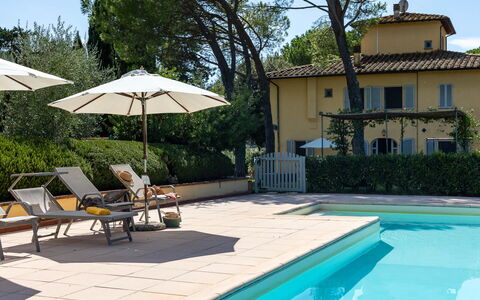 La Certaldina Sole Apartment: Zwembad, Buitenmeubels, Toevlucht, Schaduw, Ligstoel, Eco Hotel, Hacienda, Villa, Landgoed, Tuin