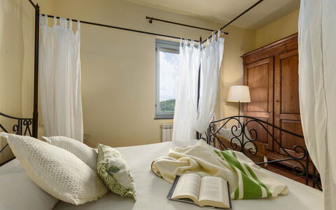 La Certaldina Sole Apartment: Meubilair, Interieur Ontwerp, Bed, Slaapkamer, Linens, Bedding, Plafond, Verdieping, Flooring, Kamer