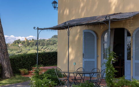 La Certaldina Sole Apartment: Schaduw, Balkon, Outdoor Structuur, Buitenmeubels, Luifel, Stoel, Veranda, Kamerplant, Buitentafel, Villa