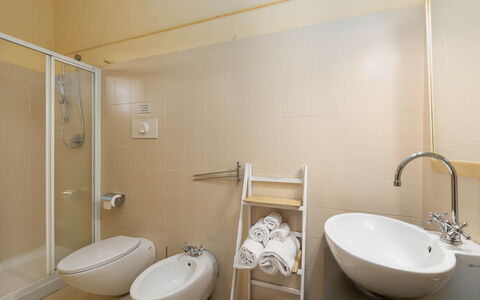 La Certaldina Sole Apartment: Flooring, Verdieping, Interieur Ontwerp, Loodgieterswerkinrichting, Badkamer, Kamer, Loodgieter, Toilet, Plafond, Wastafel In De Badkamer